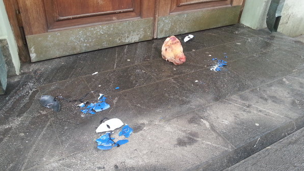 Protesting Oscar Wilde, with a severed pig head